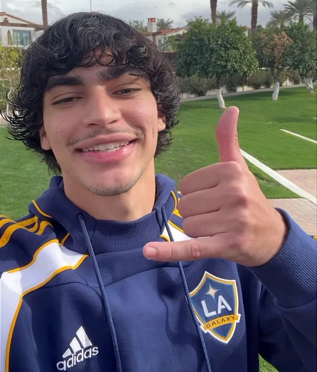 GremioTimeLine's tweet photo. ⚠️ Matheus Nascimento é aguardado em Porto Alegre ainda nesta semana para realizar exames médicos e assinar contrato com o Grêmio.

A negociação faz parte de um acordo para abater parte da dívida que o Botafogo possui com o Grêmio pelas transferências de Nathan Fernandes e Cuiabano.

O centroavante chega ao Tricolor para suprir a saída de André Henrique, negociado com o futebol turco.

📸 Divulgação | LA Galaxy