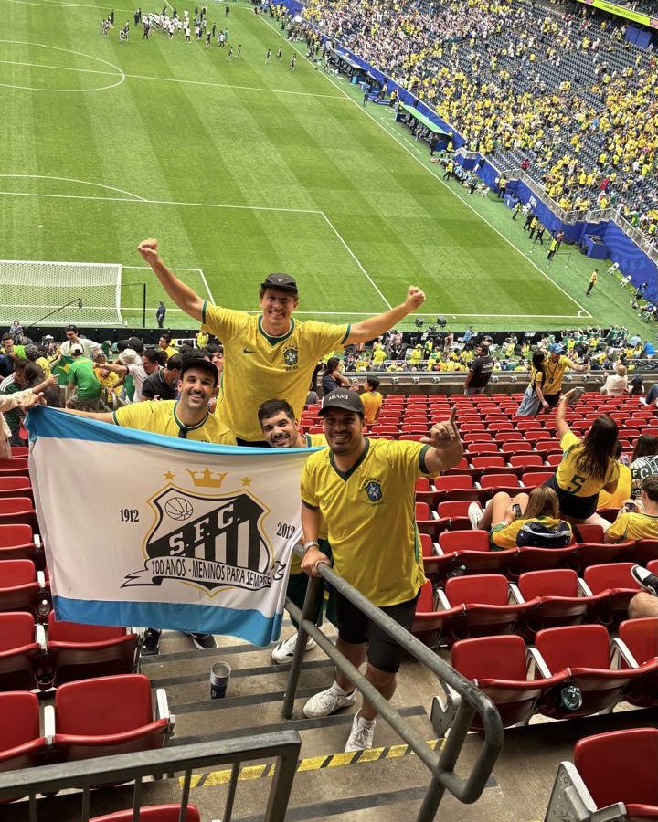 SantosFC's tweet photo. É o Peixão presente de todas as formas no maior espetáculo do mundo! 🌎🤍🖤 https://t.co/h26TgsMs1Q