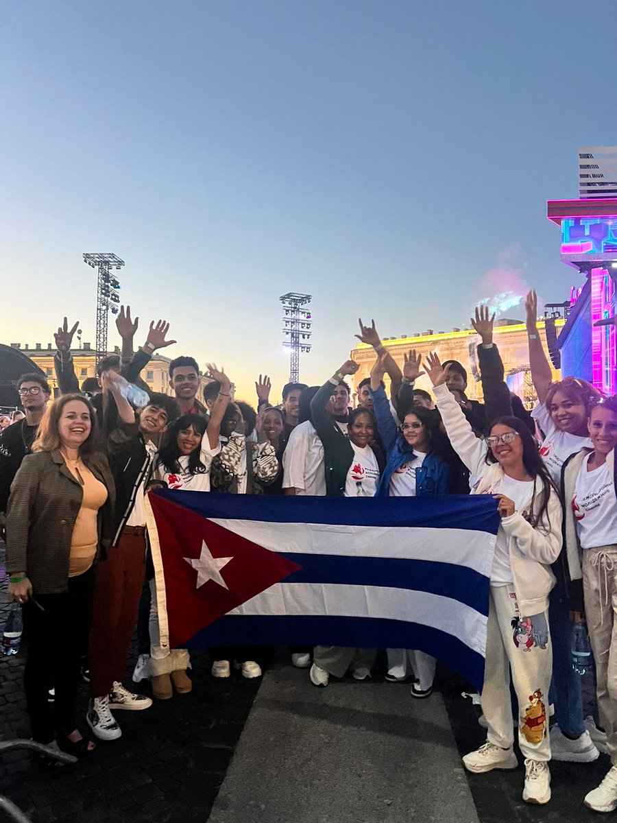 CubaMined's tweet photo. 🗣️ Participan nuestros jóvenes de escuelas pedagógicas del país, en el festival Velas Escarlatas, en San Petersburgo  Rusia. 
☑️ Nos llegan estas hermosas imágenes. Deseamos éxitos y el deseo de que disfruten las actividades del festival. 
#CubaMined 🇨🇺🇷🇺 https://t.co/Ms2ZPUaaw7