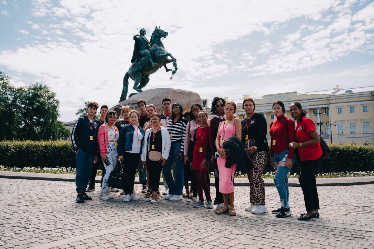 CubaMined's tweet photo. 🗣️ Participan nuestros jóvenes de escuelas pedagógicas del país, en el festival Velas Escarlatas, en San Petersburgo  Rusia. 
☑️ Nos llegan estas hermosas imágenes. Deseamos éxitos y el deseo de que disfruten las actividades del festival. 
#CubaMined 🇨🇺🇷🇺 https://t.co/Ms2ZPUaaw7