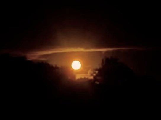 ruths_gallery's tweet photo. Our first glimpse of the moon tonight.
#strawberrymoon #moon #twickenham #viewfrommybalcony https://t.co/bHH990fGYo