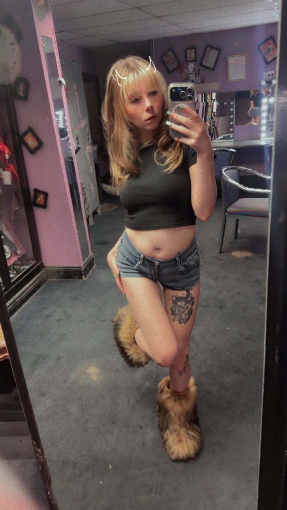 StarLight213d's tweet photo. My birthday is on the 2nd of July click my link and indulge in some much needed gooning🤤 I like being naked in front of a camera 🤫😈 https://t.co/oU8XseMydU