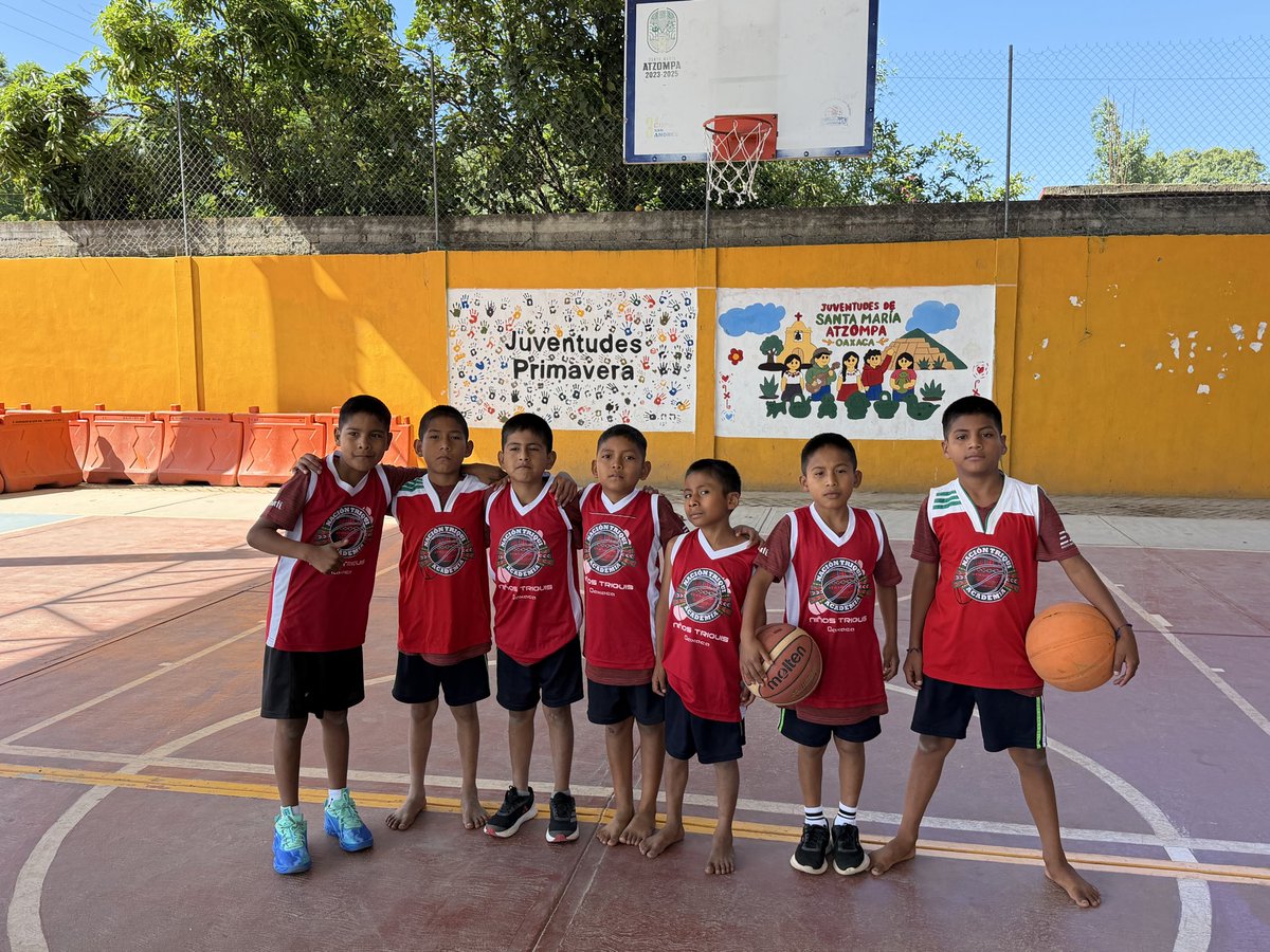 CoachBraulio's tweet photo. Con orgullo representamos a la Academia de la Nación Triqui en la Olimpiada Estatal Federada del Sector Indígena de Baloncesto 2026. Gracias a la Fundación Harp Helú por su apoyo con playeras y casacas, sembrando esperanza en la niñez indígena.
@FAHHdeporte @DanielAceves84 https://t.co/rt2RvV38uy