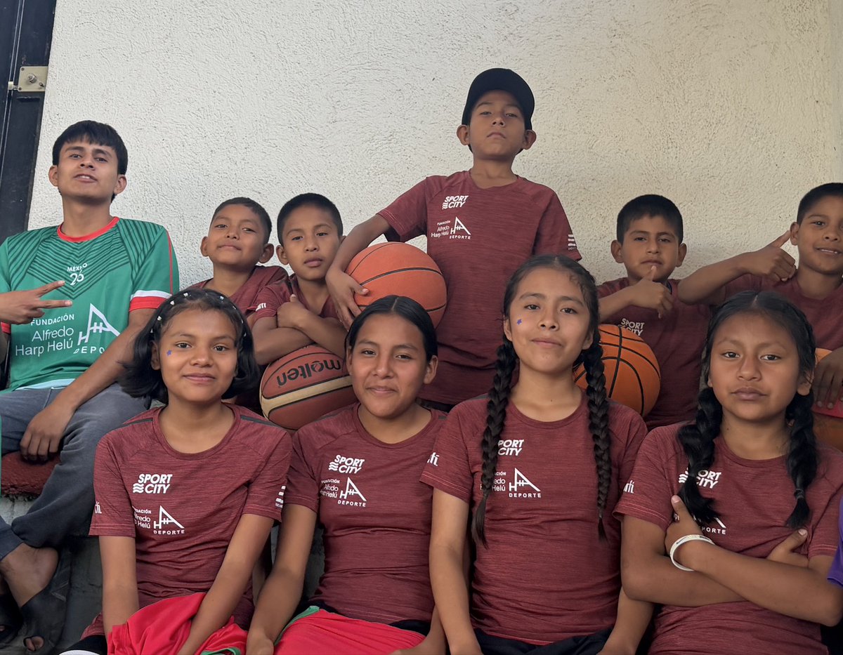 CoachBraulio's tweet photo. Con orgullo representamos a la Academia de la Nación Triqui en la Olimpiada Estatal Federada del Sector Indígena de Baloncesto 2026. Gracias a la Fundación Harp Helú por su apoyo con playeras y casacas, sembrando esperanza en la niñez indígena.
@FAHHdeporte @DanielAceves84 https://t.co/rt2RvV38uy