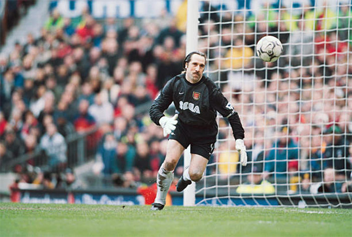 goalkeepersdiff's tweet photo. Arsenal's David Seaman keeps his eyes on the prize during a game against Manchester United at Old Trafford. https://t.co/tLsMDBZJ3X
