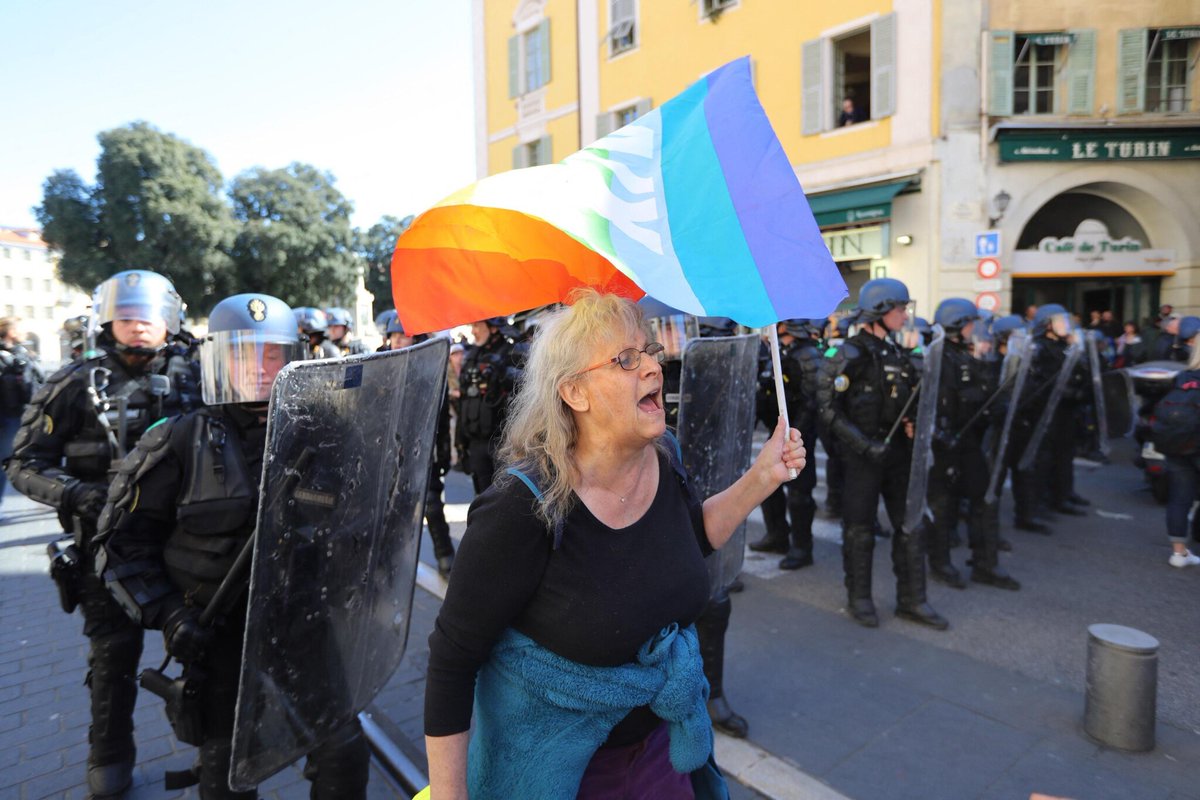 le_Parisien's tweet photo. La cour d’appel confirme la condamnation du commissaire Rabah Souchi pour la charge policière ayant gravement blessé Geneviève Legay, 73 ans, pendant les manifestations des Gilets jaunes à Nice en mars 2019.
➡️ https://t.co/dG7cOQtHhk https://t.co/ApAkD41Rjm