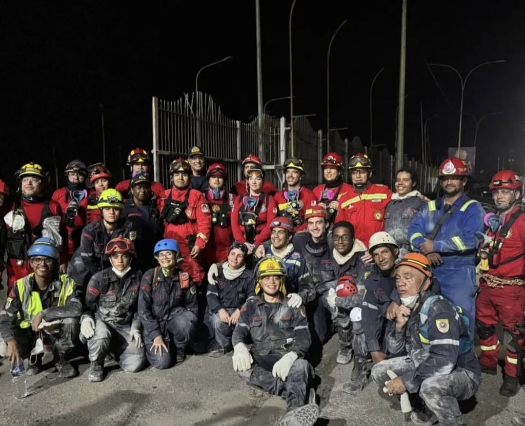 VivaLaUCV's tweet photo. #Atención | Requerimos con urgencia medias largas NEGRAS Ó AZUL MARINO (preferiblemente) para nuestros @BomberosUCV, así como también franelas NEGRAS Ó AZUL MARINO tallas M, L, XL.

Quienes puedan donar, favor llamar al 02126052222 https://t.co/fFtdk2Ucqq