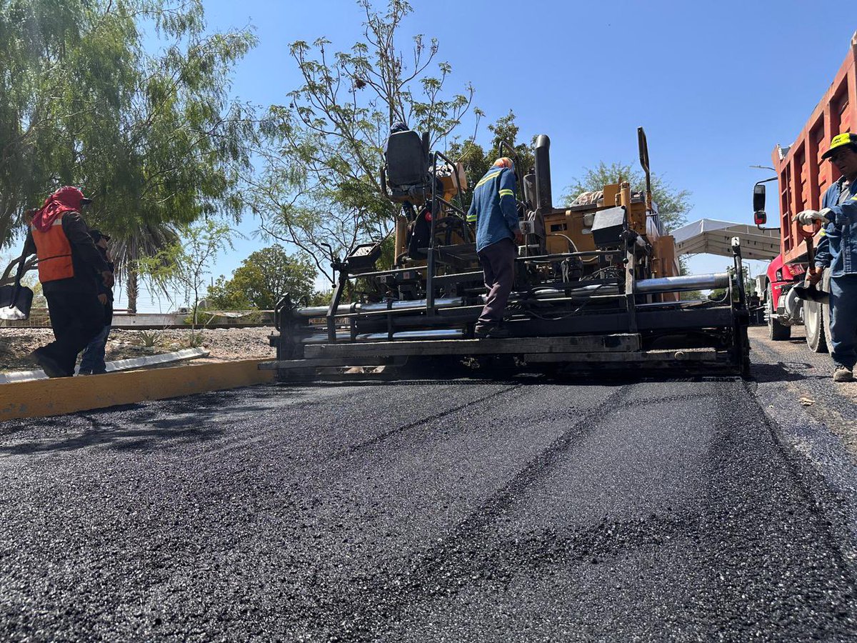 EVillegasV's tweet photo. 👂 Escuchar a la ciudadanía también es convertir sus necesidades en obras que hacen la diferencia. 🚧

En la Región Laguna ya iniciamos, de manera simultánea en Gómez Palacio y Lerdo, la rehabilitación de más de 200 vialidades estratégicas. 🛣️🤝

🚗 Durante los trabajos habrá algunas afectaciones al tránsito, pero serán temporales. Al final tendremos calles más seguras, una mejor movilidad y una mejor calidad de vida para las familias. ✅