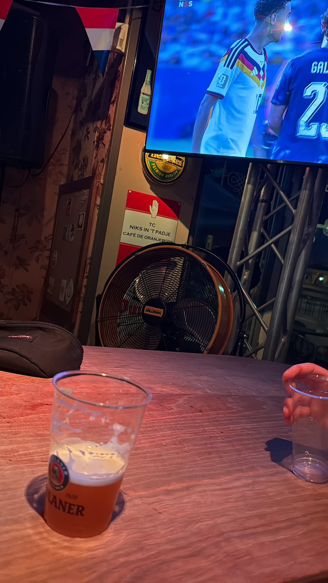 1902Stan's tweet photo. Wij zijn in ieder geval op tijd 🍻 https://t.co/Fb1qDjV8po