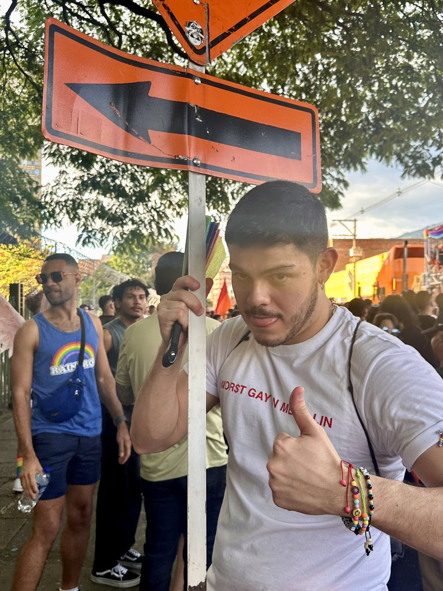 Sebpamo_13's tweet photo. Primer marcha del orgullo a la que voy, y no pienso faltar nunca más. Qué rico se siente pertenecer, ser y dejar ser.

Amé ver tantas personas marchando, mostrando lo que son 💖 y haber podido dar mis pines.

Que feliz Pride ✨🏳️‍🌈 https://t.co/oqw6R9wfHu