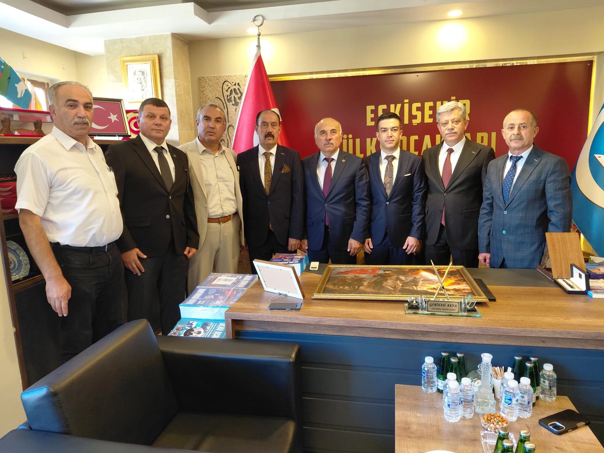 TurkavGenMrk's tweet photo. Genel Başkanımız Ebubekir Korkmaz beraberindeki heyetle birlikte Eskişehir Ülkü Ocakları Başkanı Gökhan Aker'e hayırlı olsun ziyaretinde bulundular.
Başkanımıza yeni görevinde hayırlı olsun dileklerimizi iletiyor, görevinde üstün başarılar diliyoruz. https://t.co/p2NO8Db4H3
