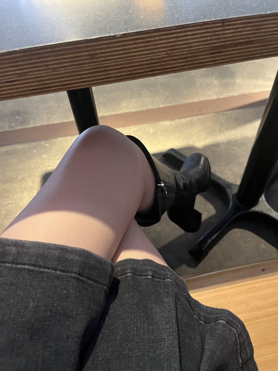 princessvivil's tweet photo. looking for a foot stool volunteer 🤗 https://t.co/N7t9199M3R
