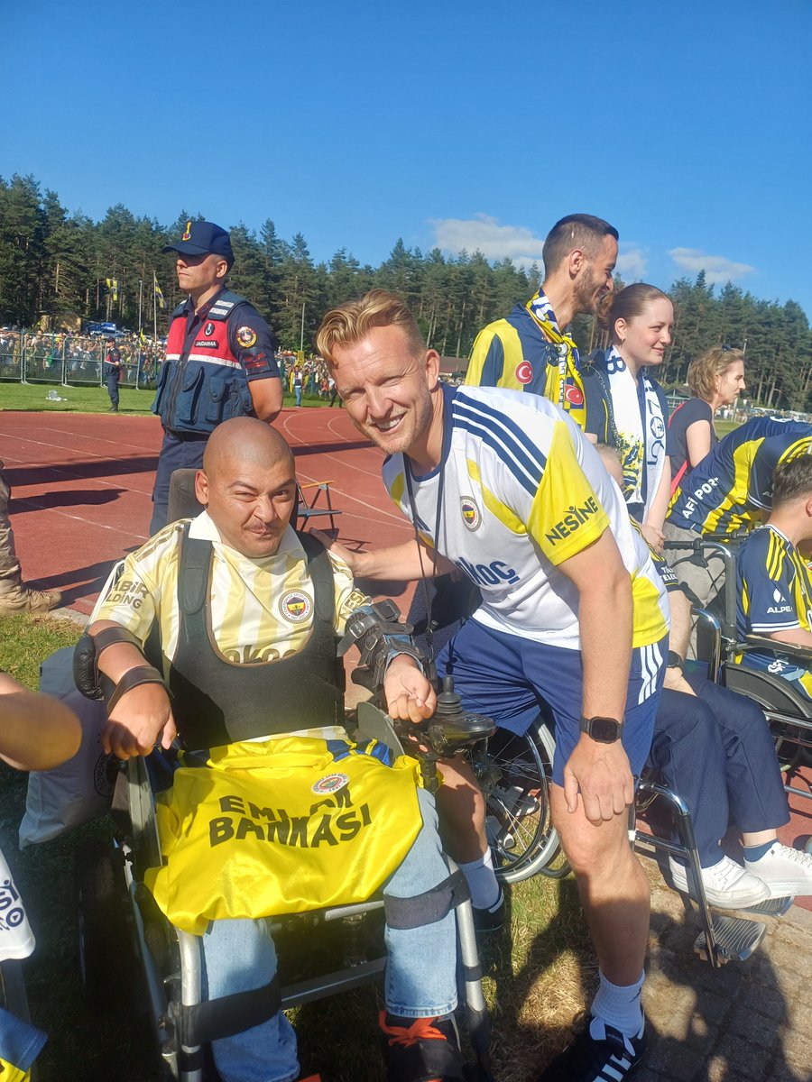 auctor92's tweet photo. Fenerbahçe Serkan Acar Topuk Yaylası tesislerindeydim. Fenerbahçemizin, sevdamızın peşindeyim. 💛💙
 #Fenerbahçe #topukyaylası #eğlence #spor https://t.co/Tmk3gamrHm