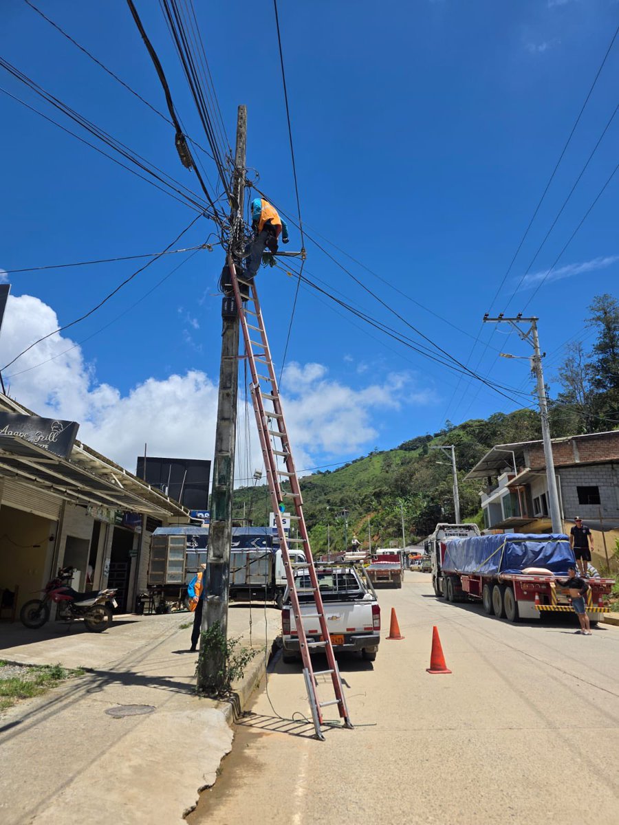 CNTinforma's tweet photo. #Loja | Desplegamos fibra óptica en el cantón Chaguarpamba.

144 familias ya acceden a internet de alta velocidad, con mayor estabilidad y mejor experiencia de navegación. 🛜 https://t.co/xwee4pCmpy