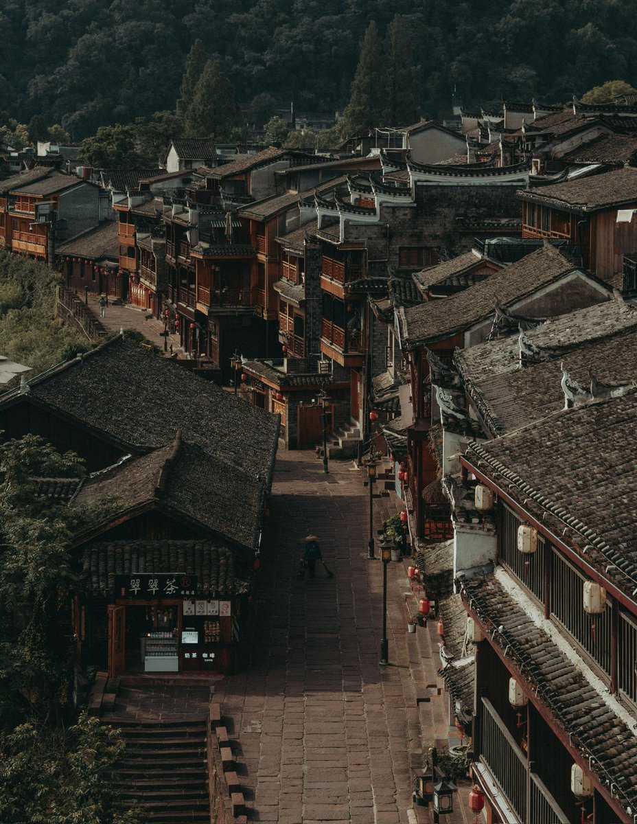 riki_shinagawa's tweet photo. A traditional old town in China https://t.co/MhGWqJZzs0