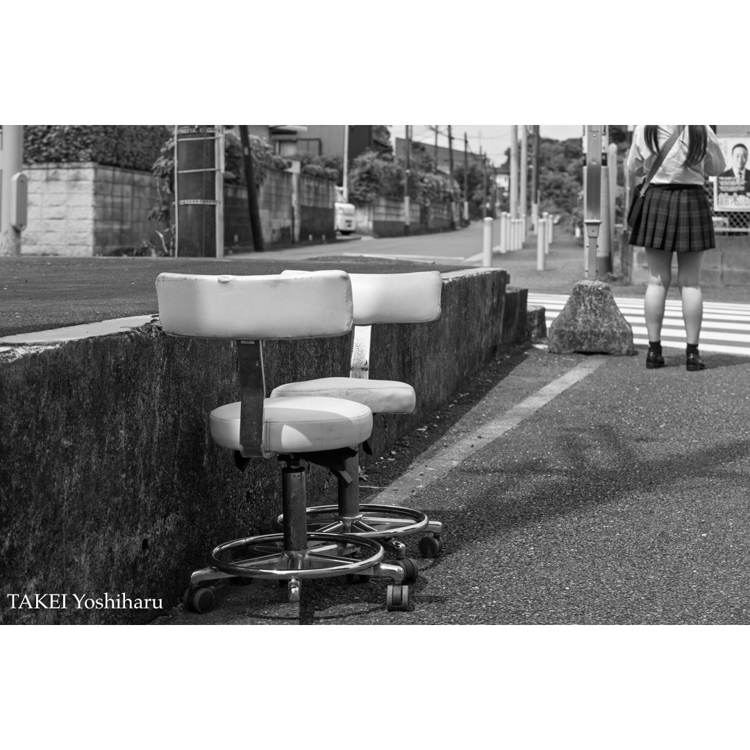 takeiyosh's tweet photo. バス停に置かれた椅子2脚とバスを待つ人
Two chairs placed at a bus stop and a person waiting for the bus.
#バス停 #椅子 #バス #待つ人
#chairs #busstop #girl #bus https://t.co/a0jHCjJacX