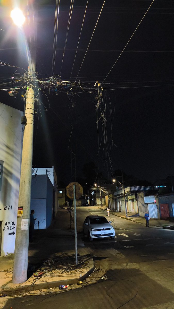 amarinhogomes10's tweet photo. @vivobr estamos precisando de ajuda a respeito de alguns cabos soltos a mais de dois meses, na esquina de uma escola com risco para os alunos e tantos outros que passam próximo a digo porque tem a placa da vivo. https://t.co/7Ry2jPnzfY