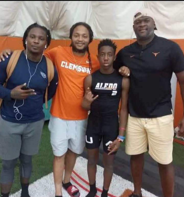 LockdownAkaHall's tweet photo. @ChrisJohnson28 I remember meeting you in Austin. When I was a 7th grader. You motivated me you and @VinceYoung10 Praying for you to Beat ALS #BEATALS @Fhall565Hall @AidenA5Hall @Kamron_hall2 https://t.co/SHKVGoH9r5