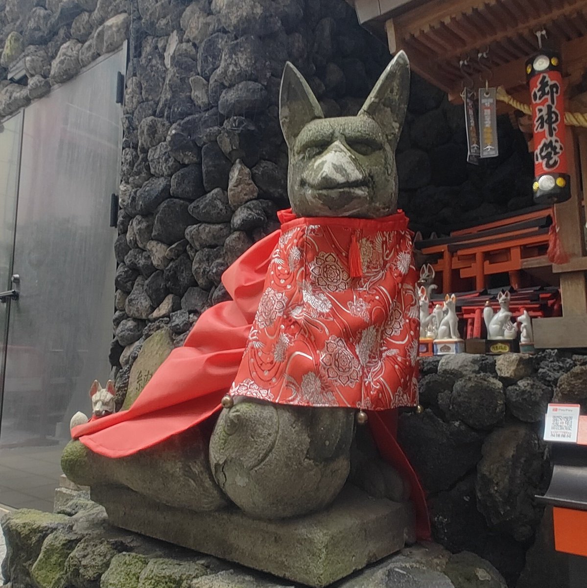 ark25BASALA's tweet photo. 穴守稲荷のお稲荷さん
素敵だったなぁ

じゃれつく子狐も凛々しい親狐たちも
鳥居前や階段の上もほこら前の子も
感動した

また寄れたら遊びに行こうかな https://t.co/ioPn9KmyIP