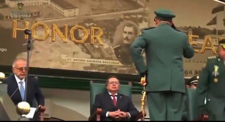 Fernandtorrresp's tweet photo. La humillación más  grande de un bandido al Glorioso Ejército de Colombia, se la hizo @petrogustavo al Mayor General Hugo Alejandro Lopez Barreto en la posesión de Comandante General de las Fuerzas Armadas de Colombia. Permaneció sentado mientras el General lo miraba sin entender tamaño de grosería y Petro con cara de satisfacción sonreía.
Que GHP .