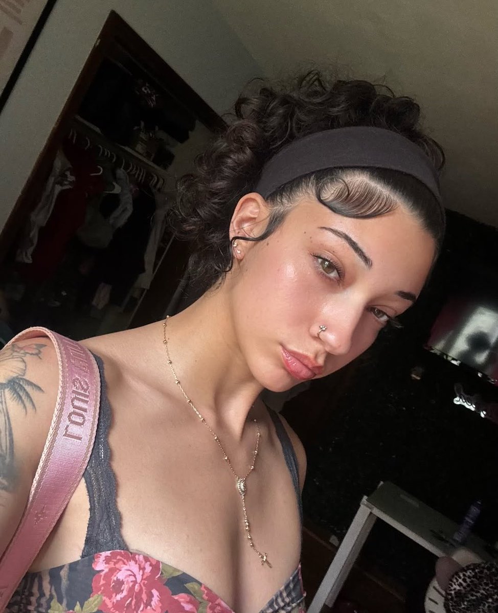 Rahila071's tweet photo. Face card and beautiful legs 🦋🧡 https://t.co/rc9vu6fY2p