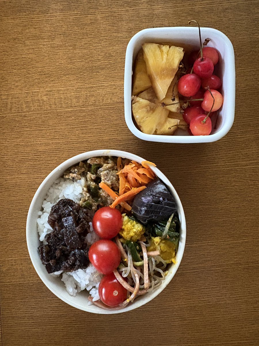ele_mai's tweet photo. ご飯＋山椒昆布、ガパオ、人参炒めサラダ、生姜酢茄子、カボチャガーリック、春雨サラダ、ミニトマト、さくらんぼ🍒と台湾パイン🍍

#bento #obento https://t.co/Wcf6Bhqwe2