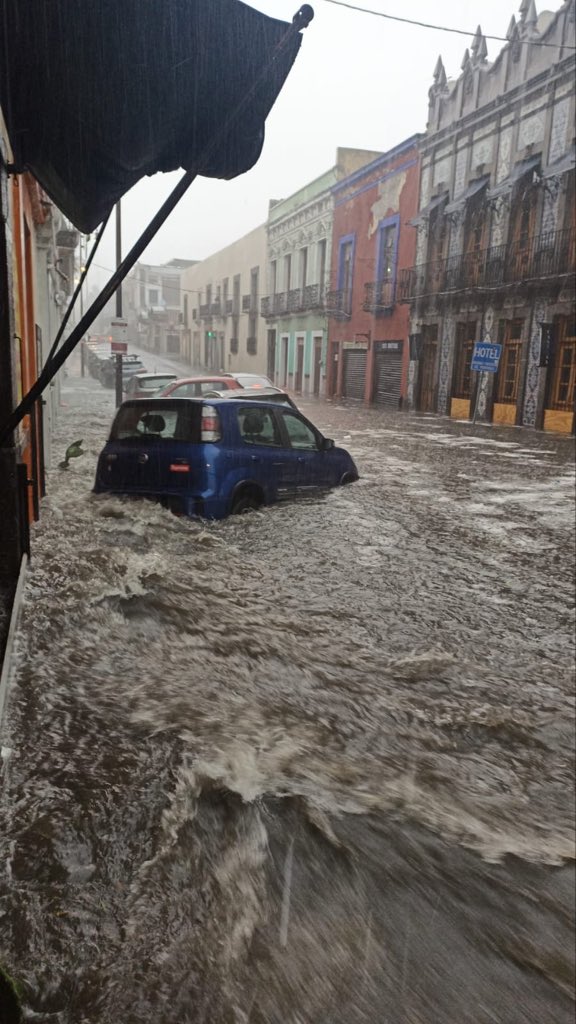 GenovevaHuerta's tweet photo. Culpar al pasado no limpia las coladeras del presente ni le devuelve su patrimonio a las familias afectadas. Llevan años gobernando; el desazolve, la prevención y la supervisión de las concesionarias son obligaciones de HOY. 

Menos excusas de hace 14 años y más soluciones inmediatas. 🌧️❌

#puebla #inundaciones