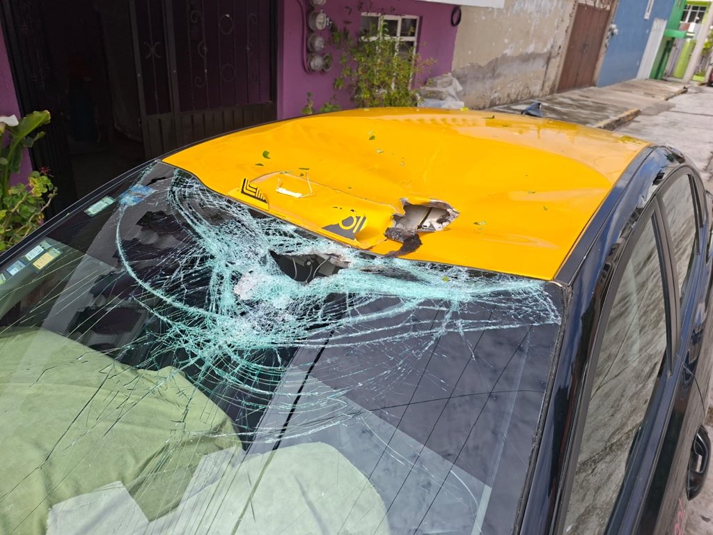 GenovevaHuerta's tweet photo. Culpar al pasado no limpia las coladeras del presente ni le devuelve su patrimonio a las familias afectadas. Llevan años gobernando; el desazolve, la prevención y la supervisión de las concesionarias son obligaciones de HOY. 

Menos excusas de hace 14 años y más soluciones inmediatas. 🌧️❌

#puebla #inundaciones