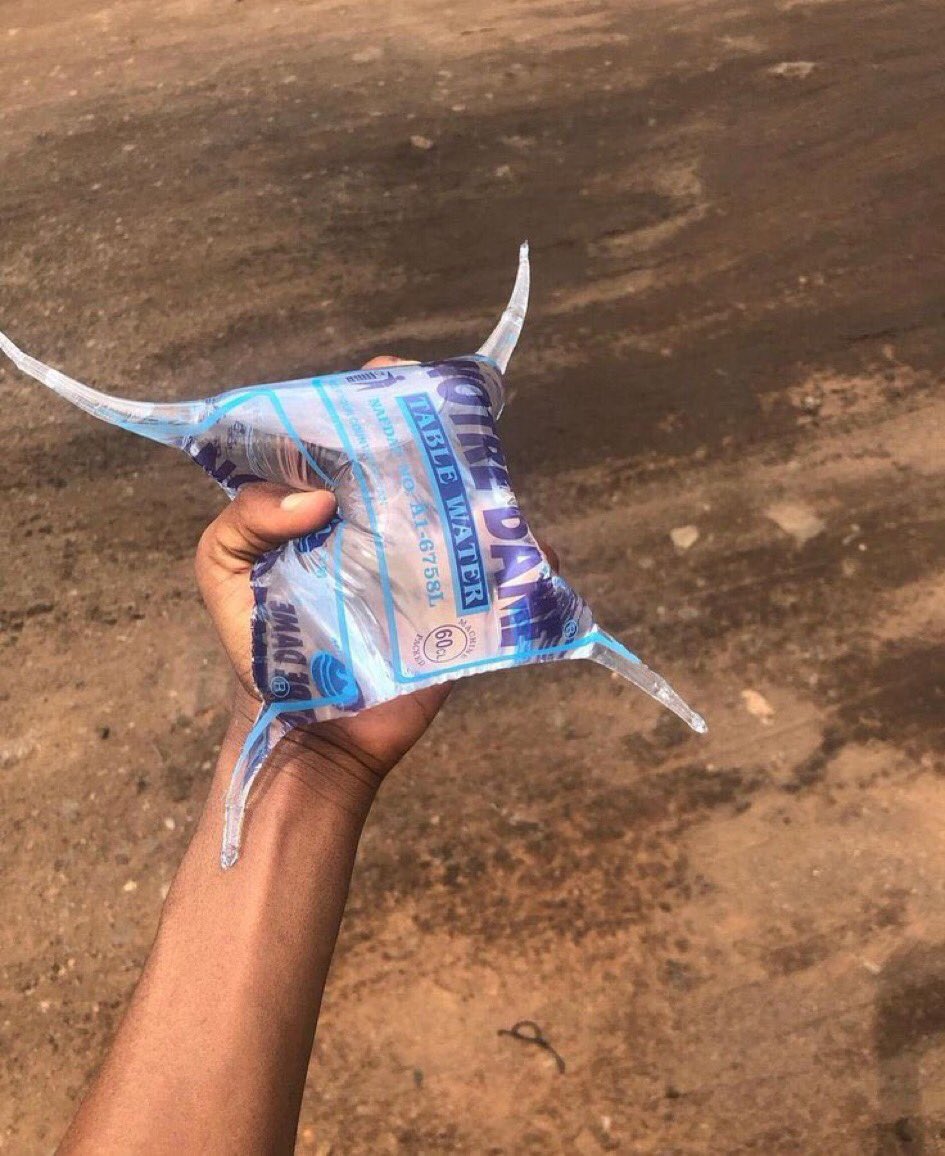 wissy_xyz's tweet photo. 日本のみなさんへ 🇯🇵

これはナイジェリアでよく見かける「ピュアウォーター」です💧
袋に入った飲み水で、街のあちこちで気軽に買うことができます。

子どもの頃は、飲むだけじゃなくて遊び道具にもなっていました😂
写真みたいに袋の角を引っ張って、いろんな形にして遊ぶのが定番だったんです。
今思えば、とてもシンプルなのに懐かしい思い出です✨

日本のみなさんは、これを見てどう感じますか？👀
「面白い！」と思いますか？それとも「ちょっと不思議…」と思いますか？🤭