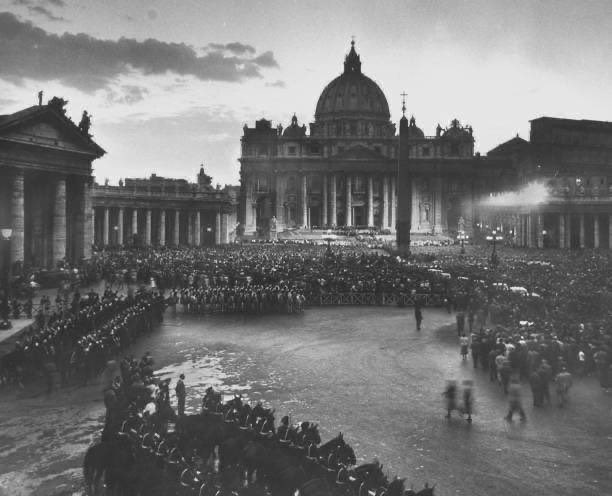 matthew_sede's tweet photo. October 9 1958

Outside of St. Peter’s Basilica shorty after the death of His Holiness Pope Pius XII.

The Holy Roman Catholic Church is going on 68 years without a pope. https://t.co/r9szkYpmaj
