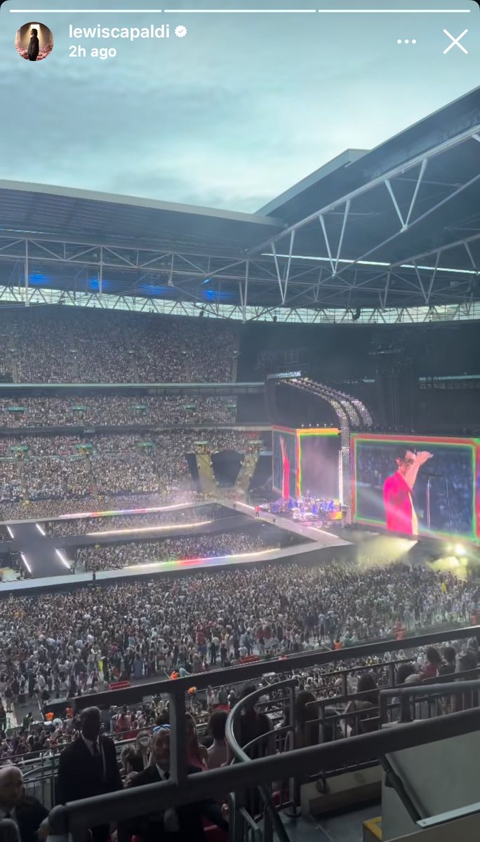 hsdtogethertour's tweet photo. Lewis Capaldi attended #TogetherTogetherLondon Night 9 - 29 June! 👨‍❤️‍💋‍👨 https://t.co/HTFyYQaCUE