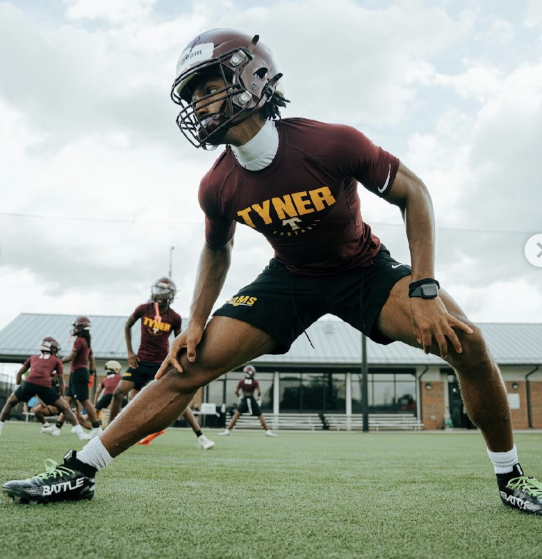 TimVerghese's tweet photo. 2028 WR Karontae Cunningham put down a blazing 10.15 in the 100m this spring and has seen his recruitment take off on the camp circuit this month 

Nebraska is an early contender for the speedster and he's eying his first trip to Lincoln this fall 

Read: https://t.co/bW7lz1H4R5 https://t.co/52MgEgjzZI