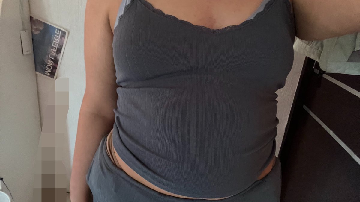 rotteannd's tweet photo. Creo que no entienden lo mucho que le gusta esta pijama https://t.co/nbGUY0IWQo
