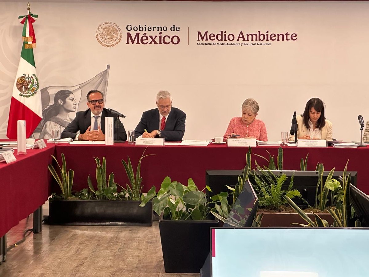 OCHOA_MX_UN's tweet photo. Durante la 1a Sesión Ordinaria 2026 de la Comisión Intersecretarial de Cambio Climático en @SEMARNAT_mx presidida por Secretaria @aliciabarcena se aprobó el Programa Especial de Cambio Climático 2026-2030, hoja de ruta sexenal para garantizar el cumplimiento de las metas climáticas. 

@SRE_mx impulsará, entre otras acciones, un mayor involucramiento de las juventudes en la agenda climática internacional y apoyará la movilización de recursos para fortalecer capacidades y transferencia tecnológica que permitan implementar soluciones climática basadas en los océanos. 🌊
