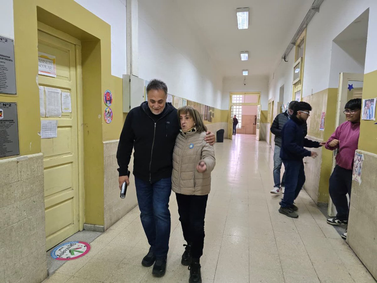 ArielPuy's tweet photo. Nos reunimos con el director de la EPET 2, Silvio Armesto, y docentes de la institución para avanzar en un convenio que permitirá que estudiantes de 6º año de la especialidad Maestro Mayor de Obras realicen sus prácticas profesionalizantes en las obras habitacionales que desde el Ministerio de @Vivienda_LR llevamos adelante en Capital.

Creemos en una educación vinculada con la realidad. Por eso, impulsamos esta articulación, acercando la formación técnica al mundo laboral y generando oportunidades para que los jóvenes adquieran experiencia, fortalezcan los conocimientos aprendidos en el aula y se preparen para su futuro profesional.

Agradecemos la predisposición y el compromiso de la comunidad de esta escuela centenaria, que continúa formando generaciones de profesionales y apostando al trabajo conjunto para brindar más oportunidades a sus estudiantes.