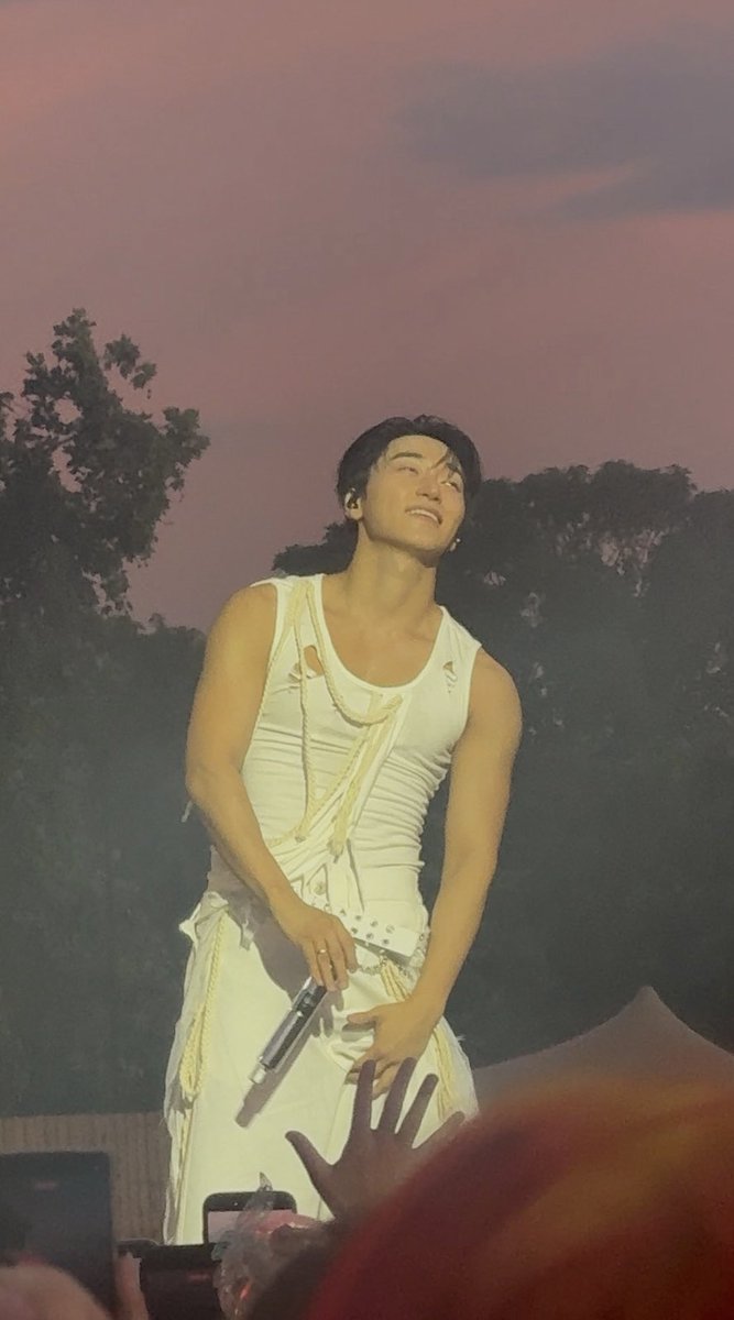 hooncepts's tweet photo. wouldn't it be funny if he was real? thankfully he's not real because if he was real i think i'd die but he's not real so it's okay https://t.co/qXjiJX0OfU
