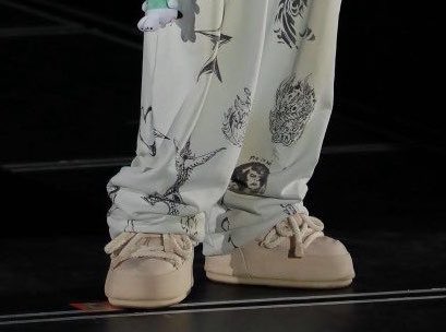 bambibbh16's tweet photo. Baekhyun’s big shoes appreciation https://t.co/KBX0MYPiZH