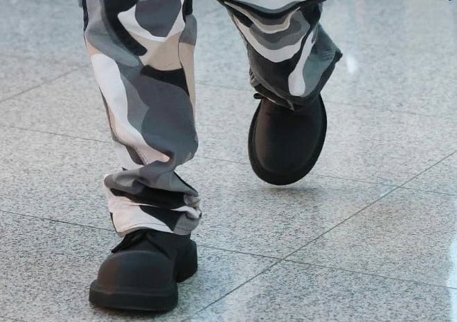 bambibbh16's tweet photo. Baekhyun’s big shoes appreciation https://t.co/KBX0MYPiZH