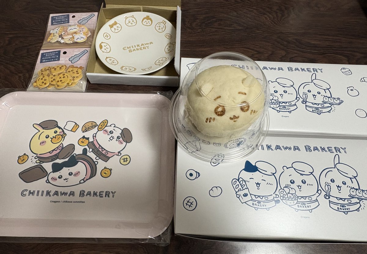 Padfoot72's tweet photo. 昨日はちいかわベーカリーに行ってきた‼️写真撮ったらすぐ食べるつもりだったけどかわいくて中々食べられなかった☺️ https://t.co/HQSsqwoTOE