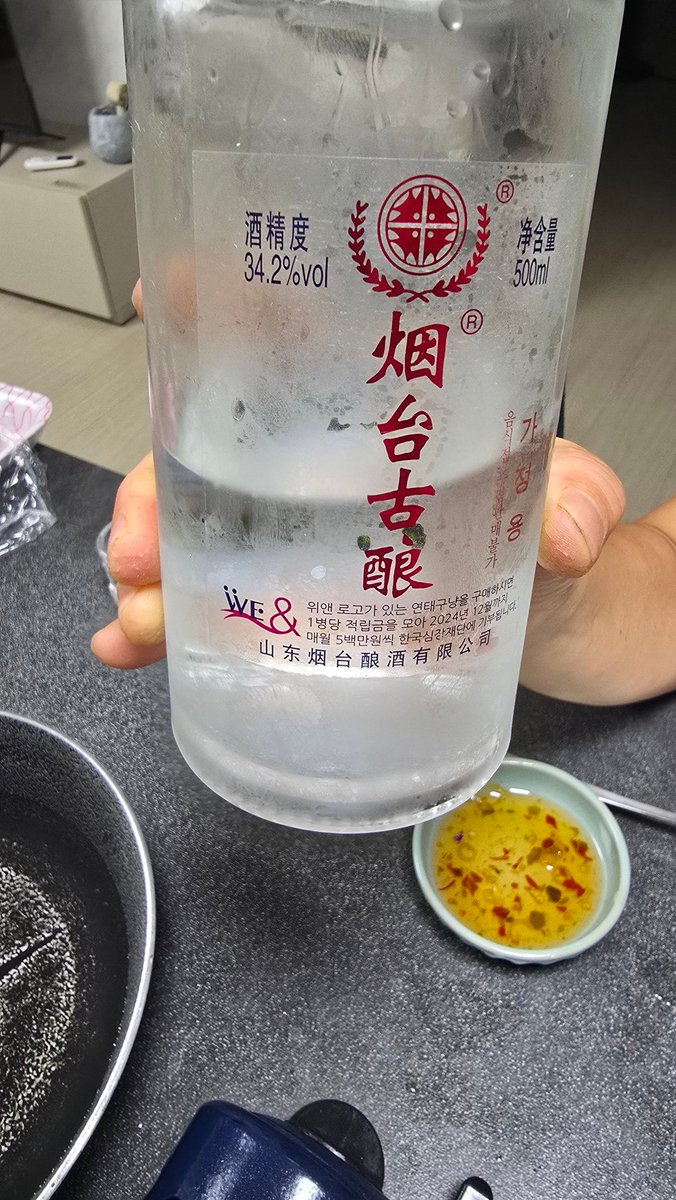hidongbangsak's tweet photo. 야식 먹어요
훠궈에 고량주는  살 안찌는 다이어트 표준음식입니다.

매운맛이 지방을 태우는 듯 하고
야채를 주로 섭취해서 그런가 봅니다

알콜돗수 적당하구
얇은 육류라 과하지 않고
북방의 말타던 사람들도 솔솔 생각나구
다수의 수저가 동일 그릇에 초집중하구
...
진심,훠궈에 미쳤어욧!

#훠궈 https://t.co/3Dp6NfXt5F