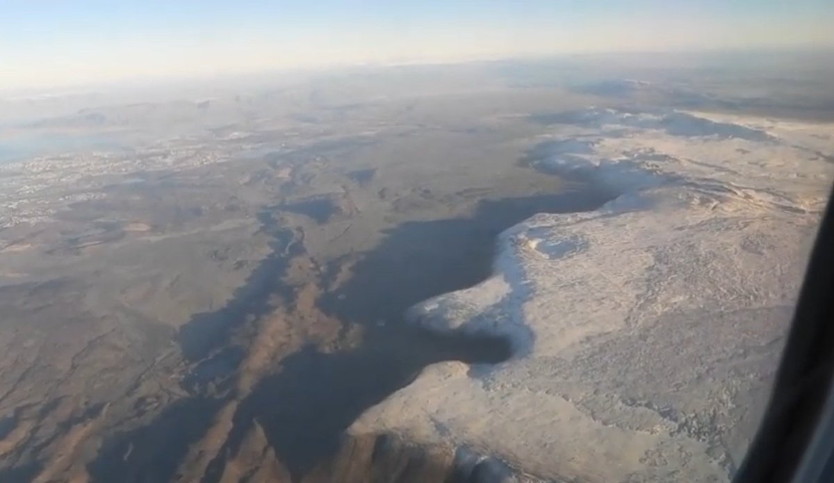 astronomy_dan's tweet photo. Heres a shot of the Beautiful Myrdalsjokull Glacier 🧊 ⛰️ 🏔 seen here from my Jet 2 Flight back to Birmingham over Vik Iceland 🇮🇸 on 09/11/23. @MoonHourSocial @ThePhotoHour @skyatnightmag @BBCStargazing @OrbitalTodayCom @ExplorerIceland #Iceland #Myrdalsjokull #Vik #Jet2 https://t.co/zeJxzMTLS5