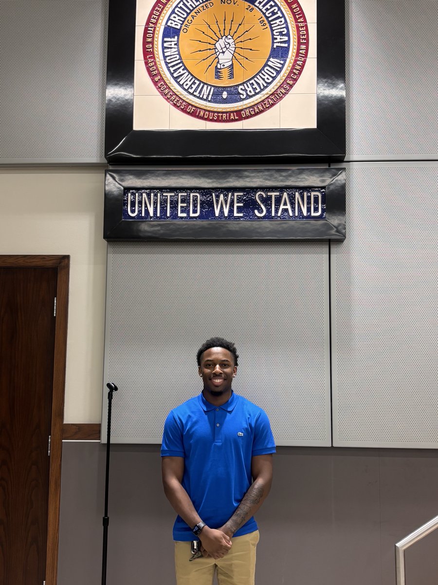 MissouriWorks's tweet photo. Congratulations to St. Louis Apprenticeship Ready Program in Construction graduates who recently took their oaths to begin their apprenticeships with IBEW Local 1 (@IBEWLocal1)! https://t.co/b2U5pduAft