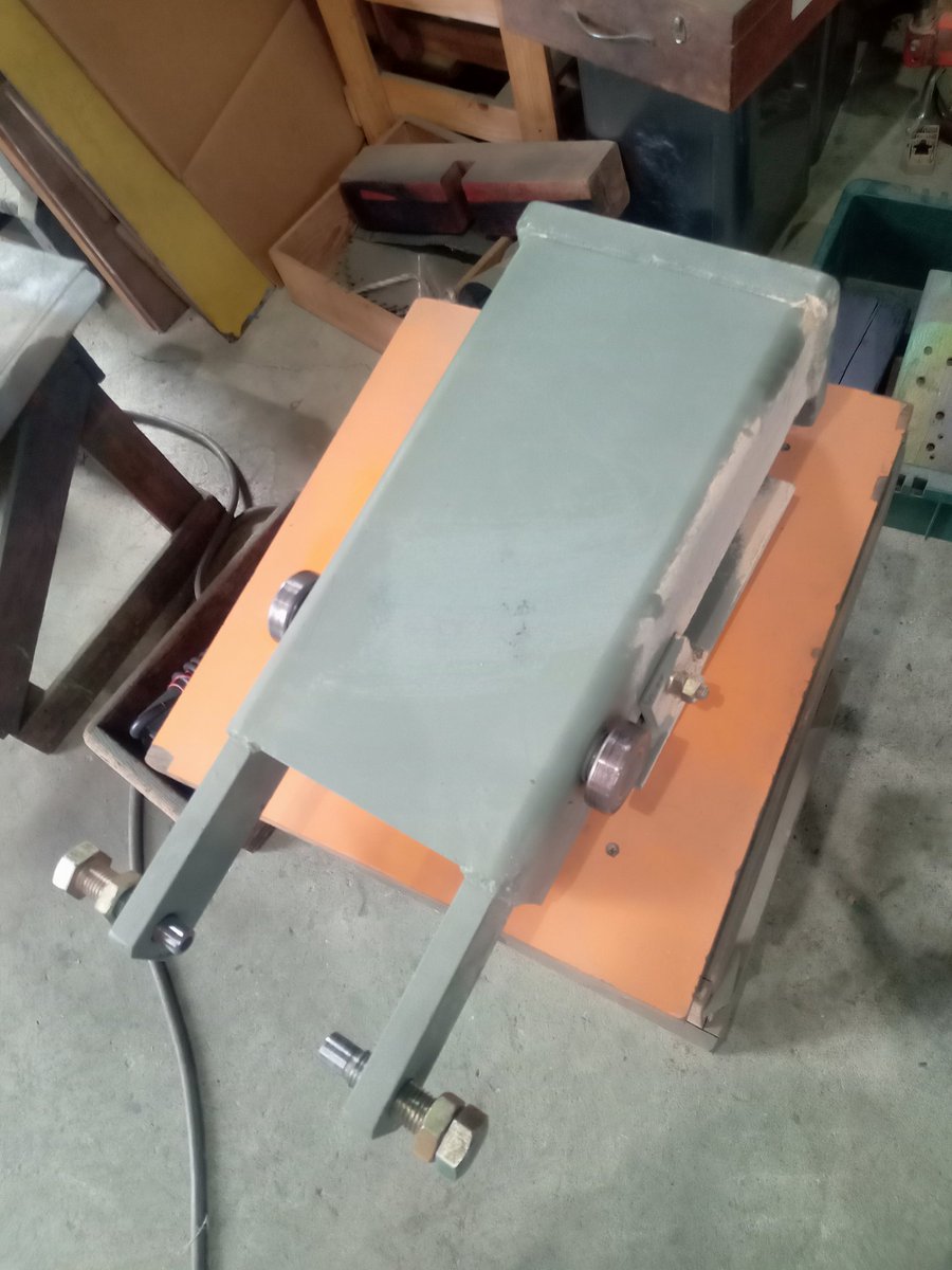 daidoukk's tweet photo. 小林機械工業さんのジャンピングクロスカットソーの修理で中身を分解中。
シーソーする部分のベアリングが悪くなるんですよね🤔

#中古機
#修理
#メンテナンス
#木工
#クロスカットソー https://t.co/WVyqtfSlLA