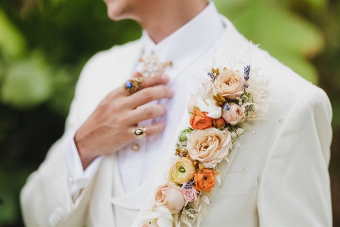 FianceeBodas's tweet photo. ¿El esmoquin del novio lleva una chaqueta en color blanco o crudo? Estas ideas de azahar de solapa le vendrán como anillo al dedo, ¡elige tu favorita! https://t.co/pcEFJN8AeJ