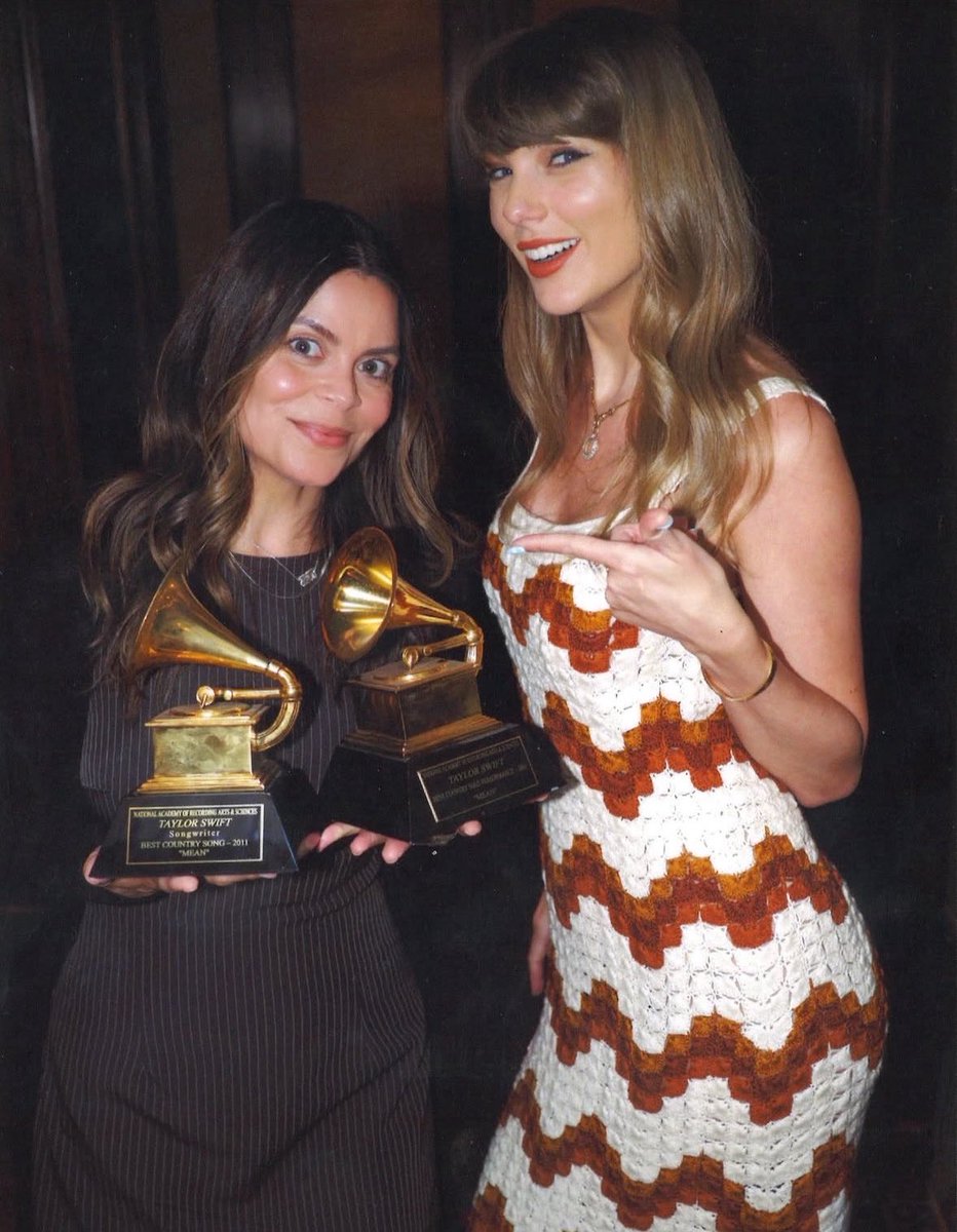 swifferupdates's tweet photo. 📸| Taylor looking beautiful with Melony Torres (editor at Pandora Music) https://t.co/gVIT3QhwCv