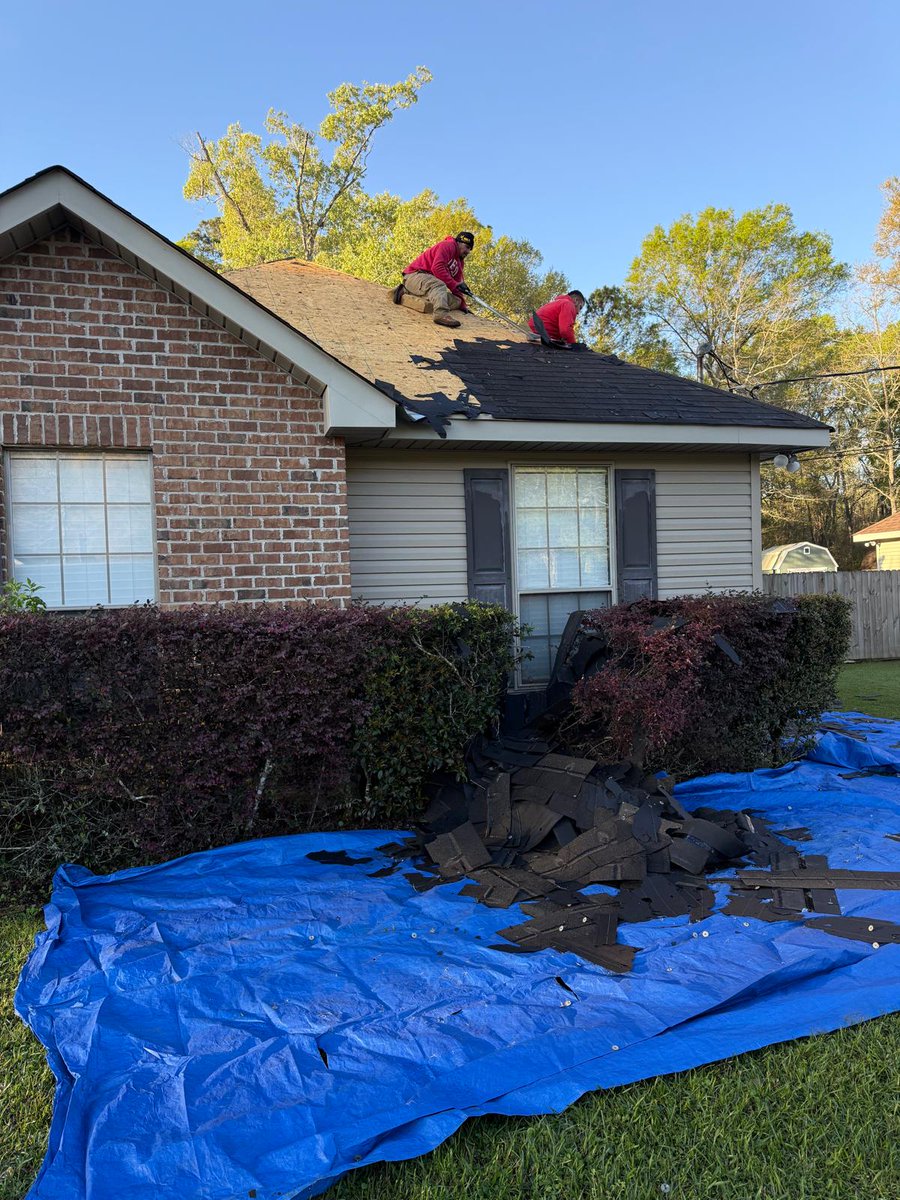 CanalesAnd37740's tweet photo. Strong roofs. Strong homes 🏠🔨
Canales Construction And Roofing LLC – 18 years of experience in Louisiana.
📞 225-276-4135
📍 Baton Rouge &amp; surrounding areas

#Roofing #Construction #HomeRepair #Louisiana #FYP https://t.co/RGgoPu7I1K