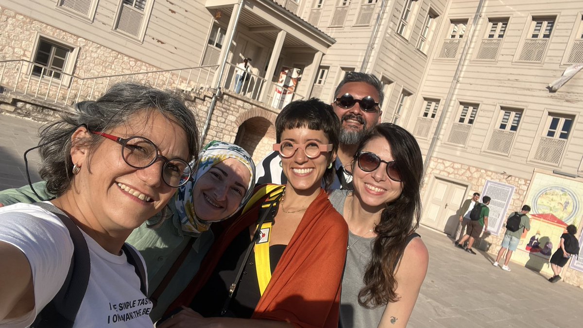 microzazie's tweet photo. Neden 2 Türk, neden galwaydeki çeviribilim ile İstabul woolf edebiyat konferanslar tesadüfler zincirinde 3 brezilyalı ile İstanbulda buluşup Sema gösterisi izledi. Neden onca kültürler aktı ve birlikte izlemek kısmet  oldu. İlk defa Sema töreni izlemişimdir https://t.co/kapy8lhVLD