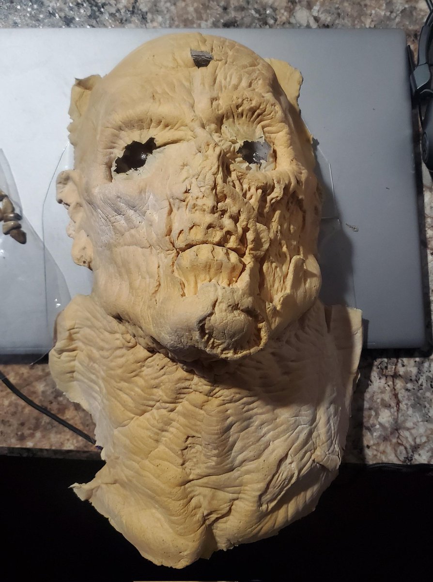 JustBeingDanny's tweet photo. Aesthetics from the bygone  - the 'Romero' mask used for the PAL Resident Evil 2 cover.  

That's how you make a game cover. https://t.co/8JMPqCDsg9