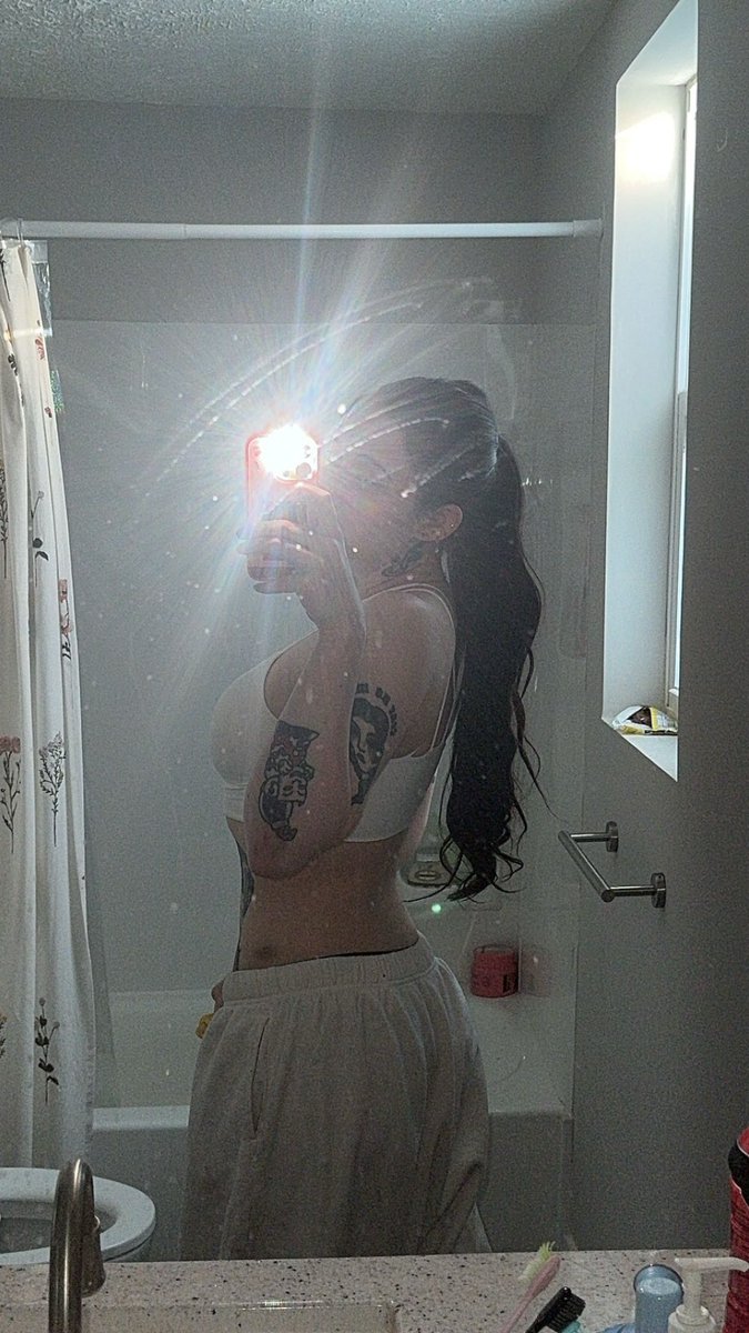 yourfavbrat00's tweet photo. I need to start training again but LA gyms suck and I refuse to do cardio that isn’t running unpopulated trails. You’ll never catch my ass on a treadmill 🥱 https://t.co/3hDinatvvy