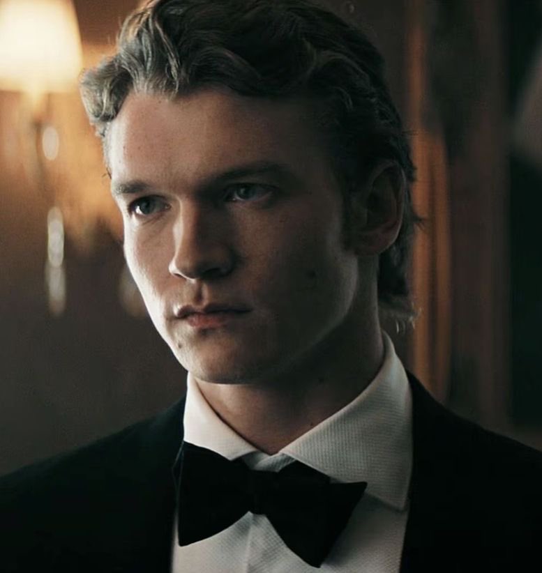 kateswaiting's tweet photo. and when i say this was his best look then what https://t.co/AP9E6Fc0eI